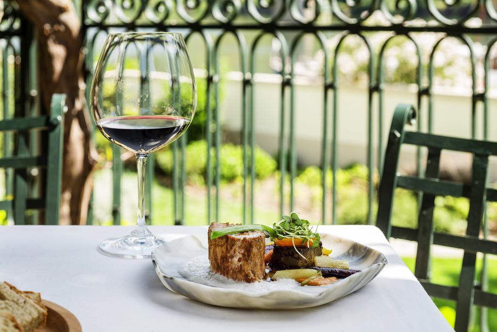 The Vintage House - Douro Otel Pinhão Dış mekan fotoğraf A glass of wine and a plate of food