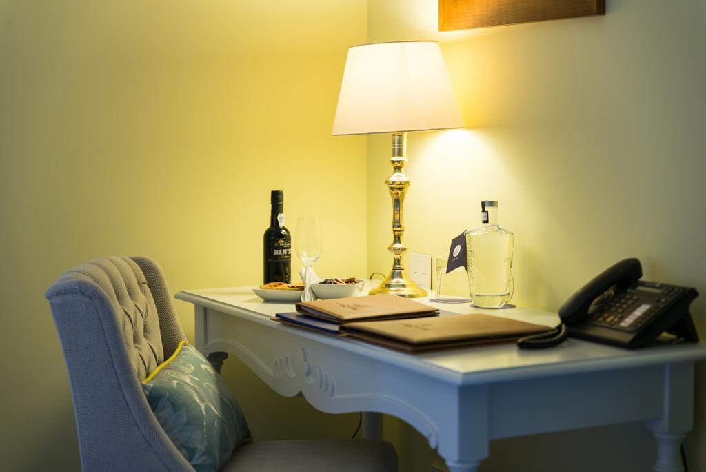 The Vintage House - Douro Otel Pinhão Oda fotoğraf A table lamp
