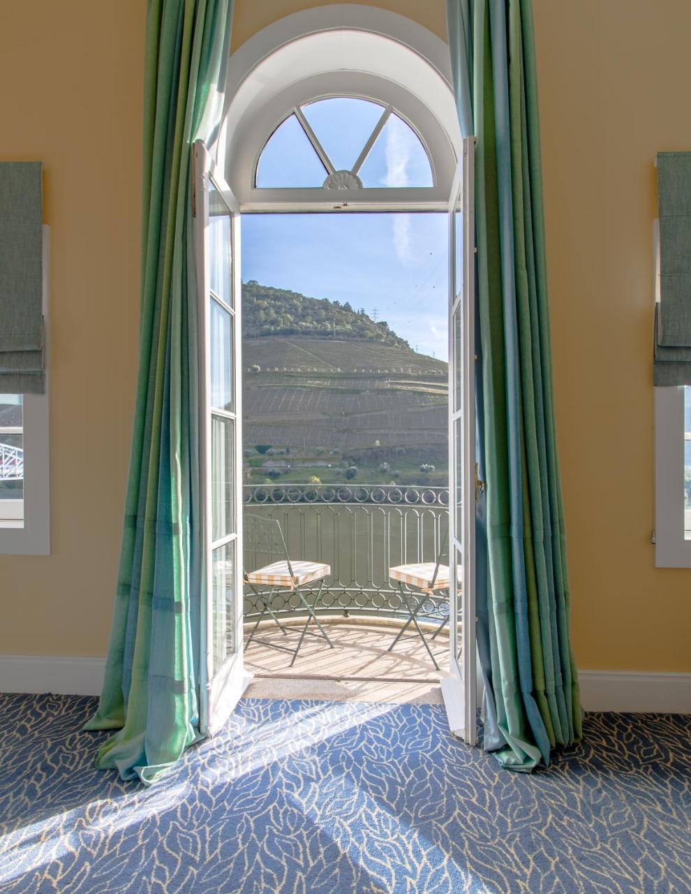 The Vintage House - Douro Otel Pinhão Dış mekan fotoğraf A view of the balcony of a suite at the Cape Heritage
