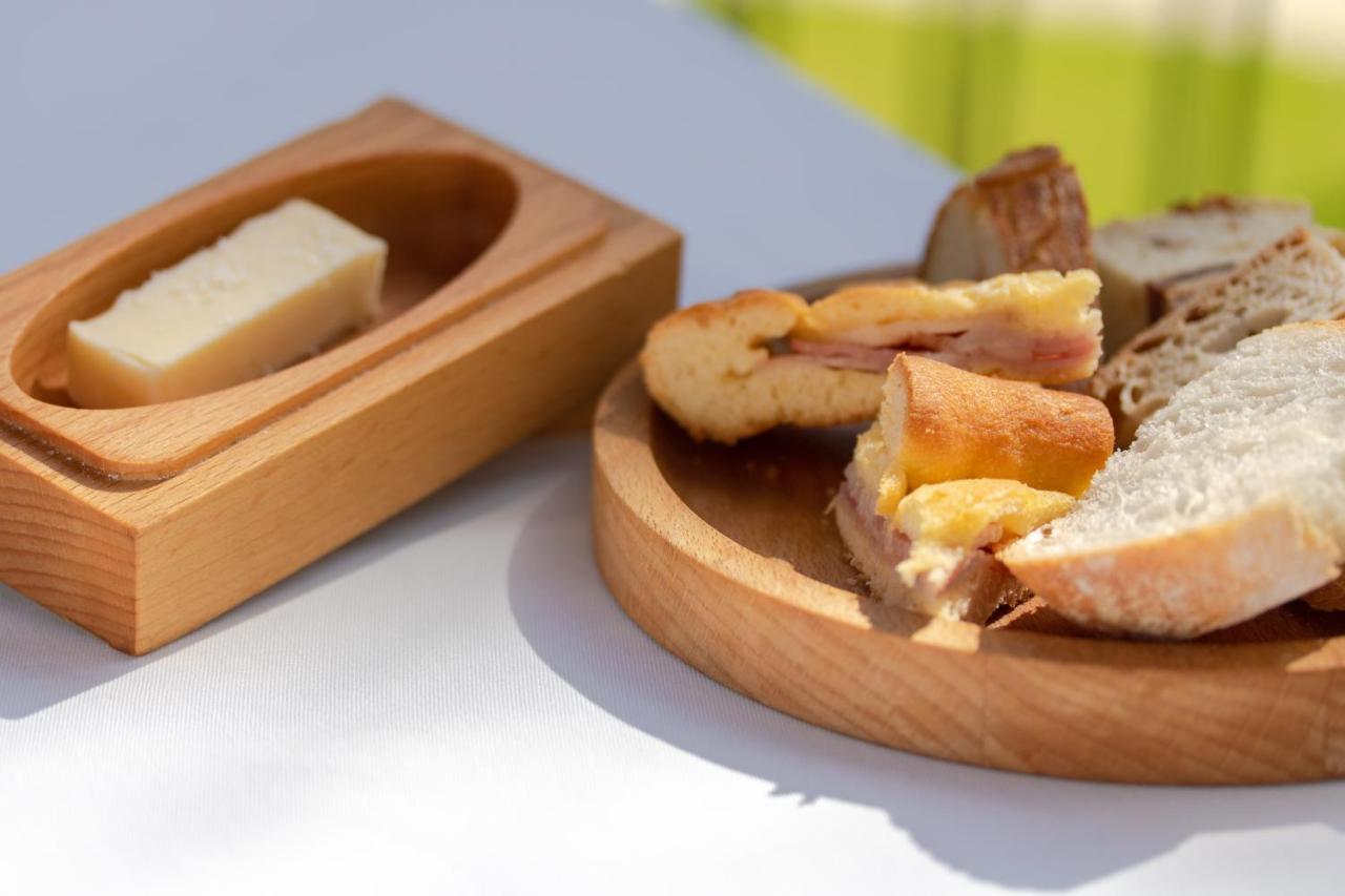The Vintage House - Douro Otel Pinhão Dış mekan fotoğraf A typical Italian bread with olive oil and ham
