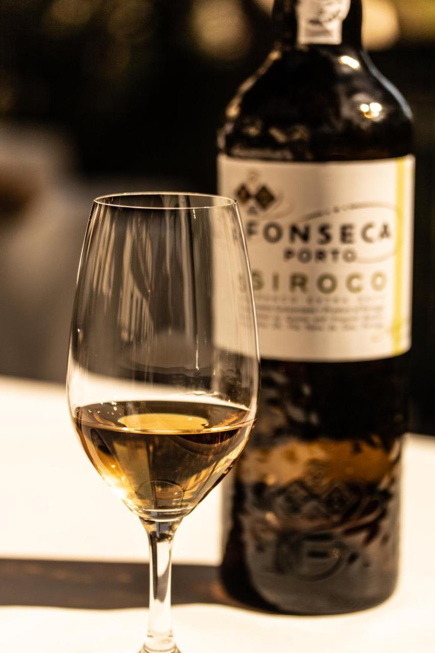 The Vintage House - Douro Otel Pinhão Dış mekan fotoğraf A glass of white wine